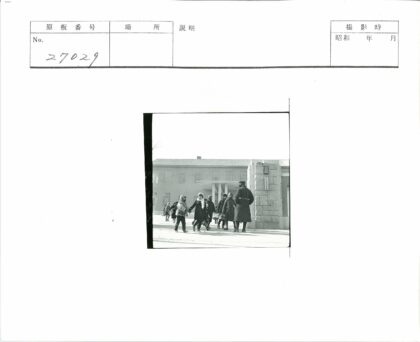 冬日孩童与石门柱的街景.jpg