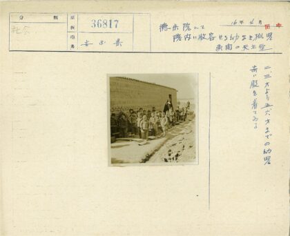 冬日孩童与砖砌建筑旁的成人.jpg
