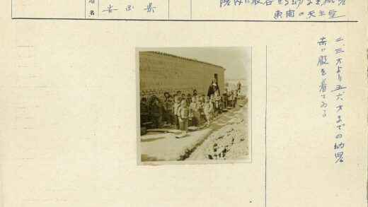 冬日孩童与砖砌建筑旁的成人.jpg