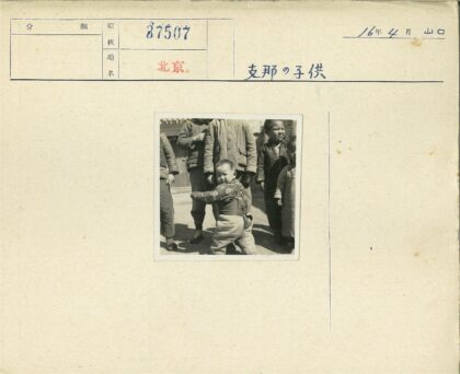 冬日孩童合影与背景建筑.jpg
