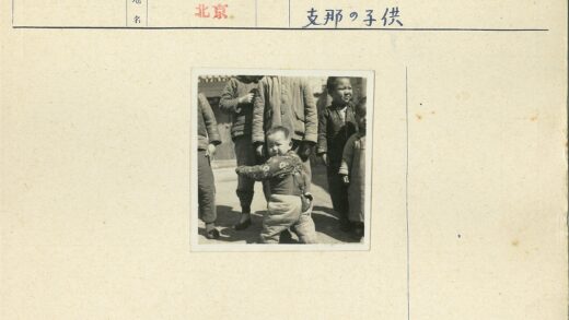 冬日孩童合影与背景建筑.jpg