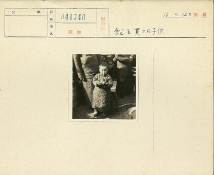 冬日孩童手捧小物室外留影.jpg