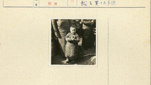 冬日孩童手捧小物室外留影.jpg