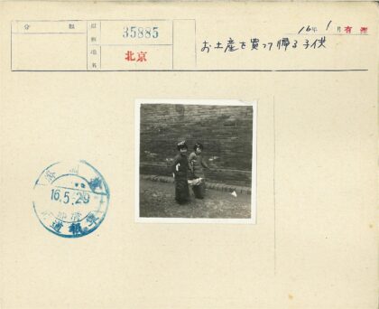 冬日孩童漫步砖墙.jpg