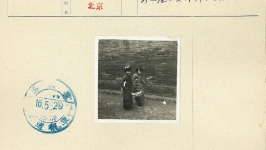 冬日孩童漫步砖墙.jpg