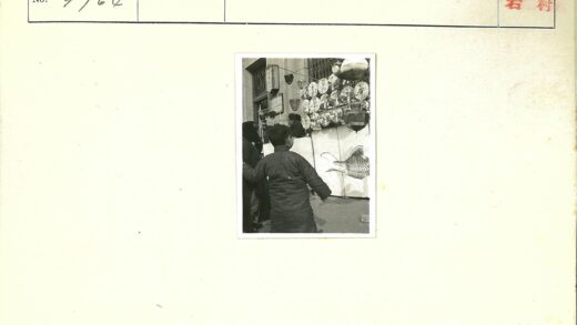 冬日孩童观赏商店灯笼.jpg