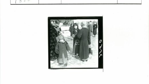 冬日孩童雪地合影.jpg