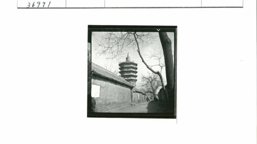 冬日宝塔与砖墙小巷.jpg