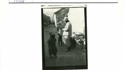 冬日小巷市场亲子互动.jpg