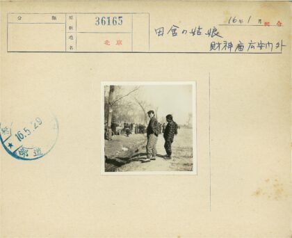 冬日小路人群聚集场景.jpg