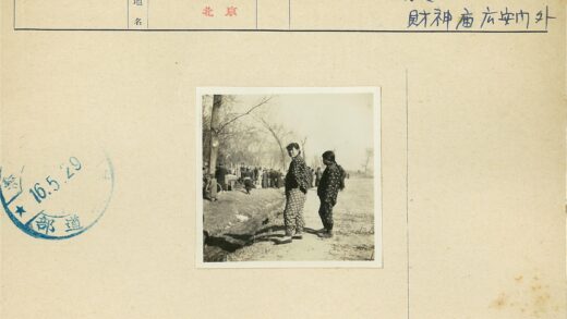 冬日小路人群聚集场景.jpg