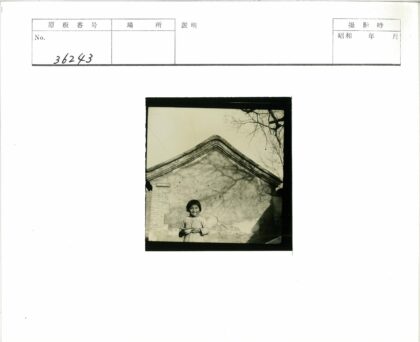 冬日尖顶建筑前的小孩.jpg