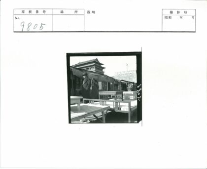 冬日屋顶人群与木家具.jpg