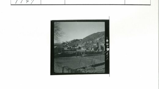 冬日山村晴空石墙房屋.jpg