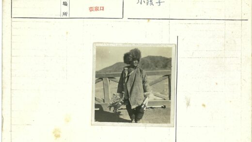 冬日山野皮帽大衣人像.jpg