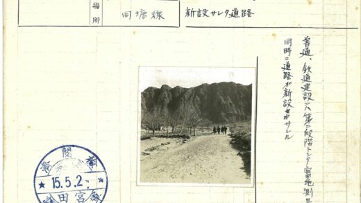 冬日山间土路行人.jpg