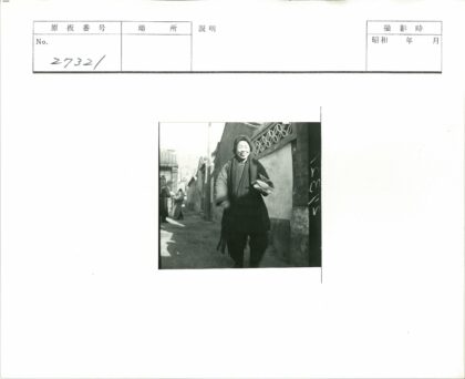 冬日巷弄与古建行人.jpg