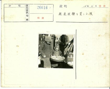 冬日市场中的好奇孩童.jpg