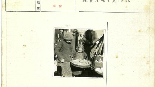 冬日市场中的好奇孩童.jpg