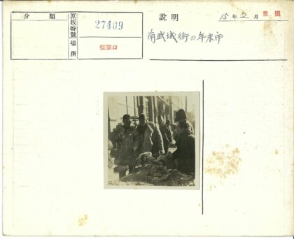 冬日市场摊位人群购物场景.jpg