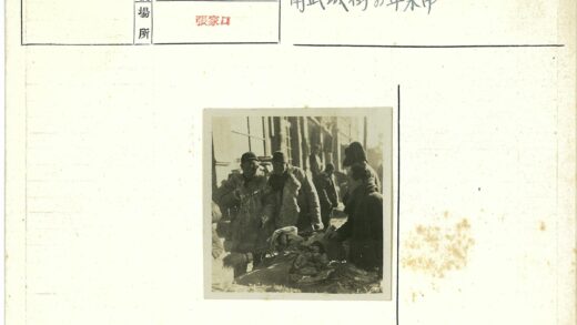 冬日市场摊位人群购物场景.jpg