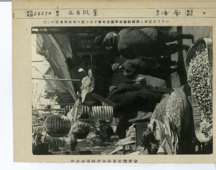 冬日市场灯笼装饰行人.jpg