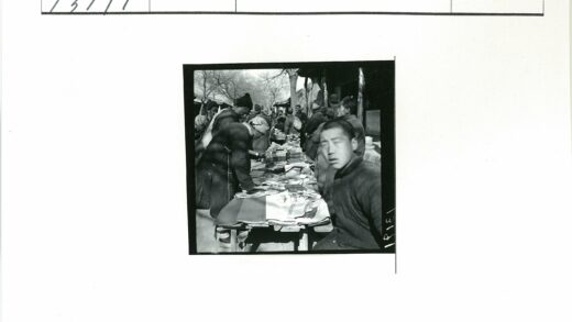 冬日市场街景人群购物.jpg