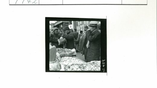 冬日市场食品摊位人群聚集.jpg