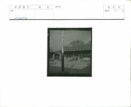 冬日庭院瓦顶建筑与木杆.jpg