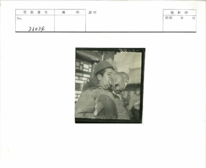 冬日建筑前戴帽行人.jpg