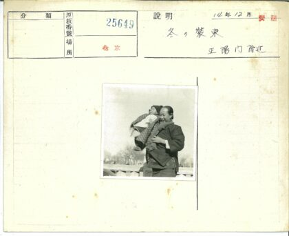 冬日怀抱婴儿的温馨时刻.jpg