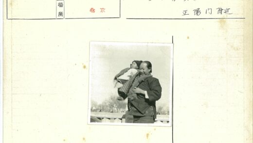 冬日怀抱婴儿的温馨时刻.jpg