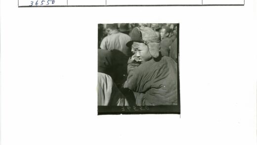 冬日户外保暖人群特写.jpg