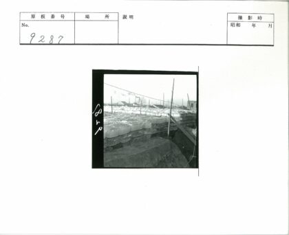 冬日户外冰块与烟囱景象.jpg