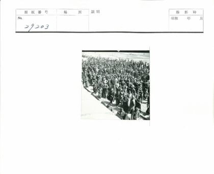 冬日户外火车与人群合影.jpg