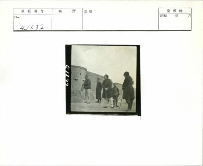 冬日户外砖石建筑前的人群.jpg