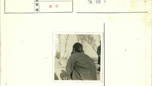 冬日户外背影与枯树.jpg