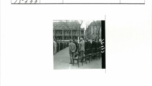 冬日户外集会人群与城市高楼.jpg