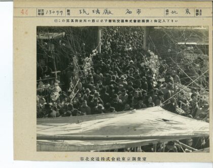 冬日拥挤狭窄街道人群走过.jpg