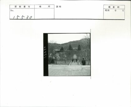 冬日拱门石墙行人山景.jpg