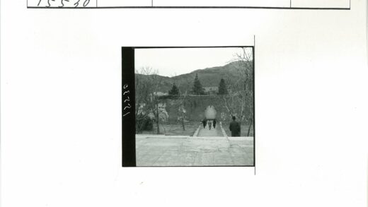 冬日拱门石墙行人山景.jpg