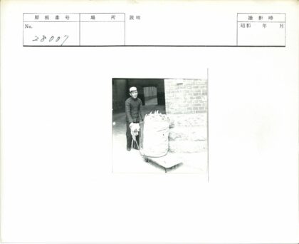 冬日推车送货的男子.jpg