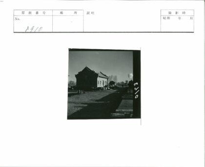 冬日斜顶建筑与行人火车远景.jpg