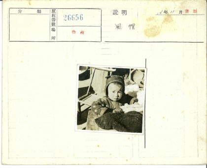 冬日暖衣孩童坐木椅.jpg