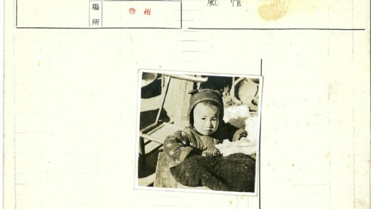 冬日暖衣孩童坐木椅.jpg