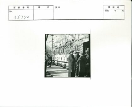 冬日有轨电车与人群合影.jpg