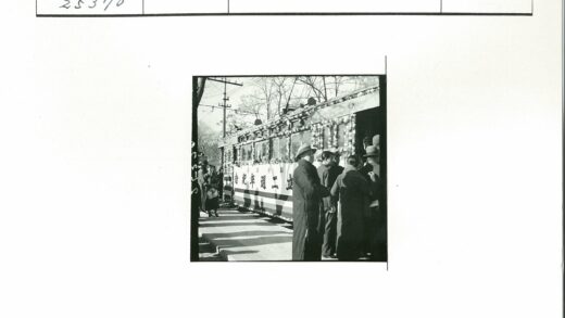 冬日有轨电车与人群合影.jpg