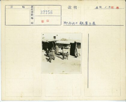 冬日木店前的人群与货架.jpg