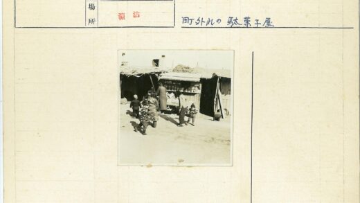 冬日木店前的人群与货架.jpg