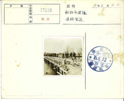 冬日木桥行人风景照.jpg